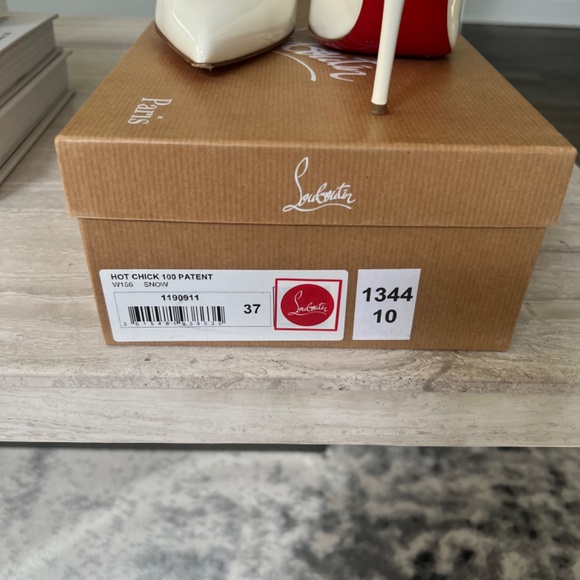 Christian Louboutin - Picture 4 of 7